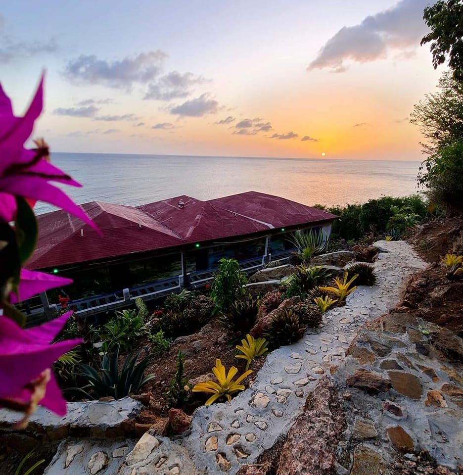 Orrie’s Beach Bar And Hotel